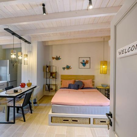 Fiorela'S Casa- A Stylish Loft Apartment In The Heart Of プレベザ エクステリア 写真